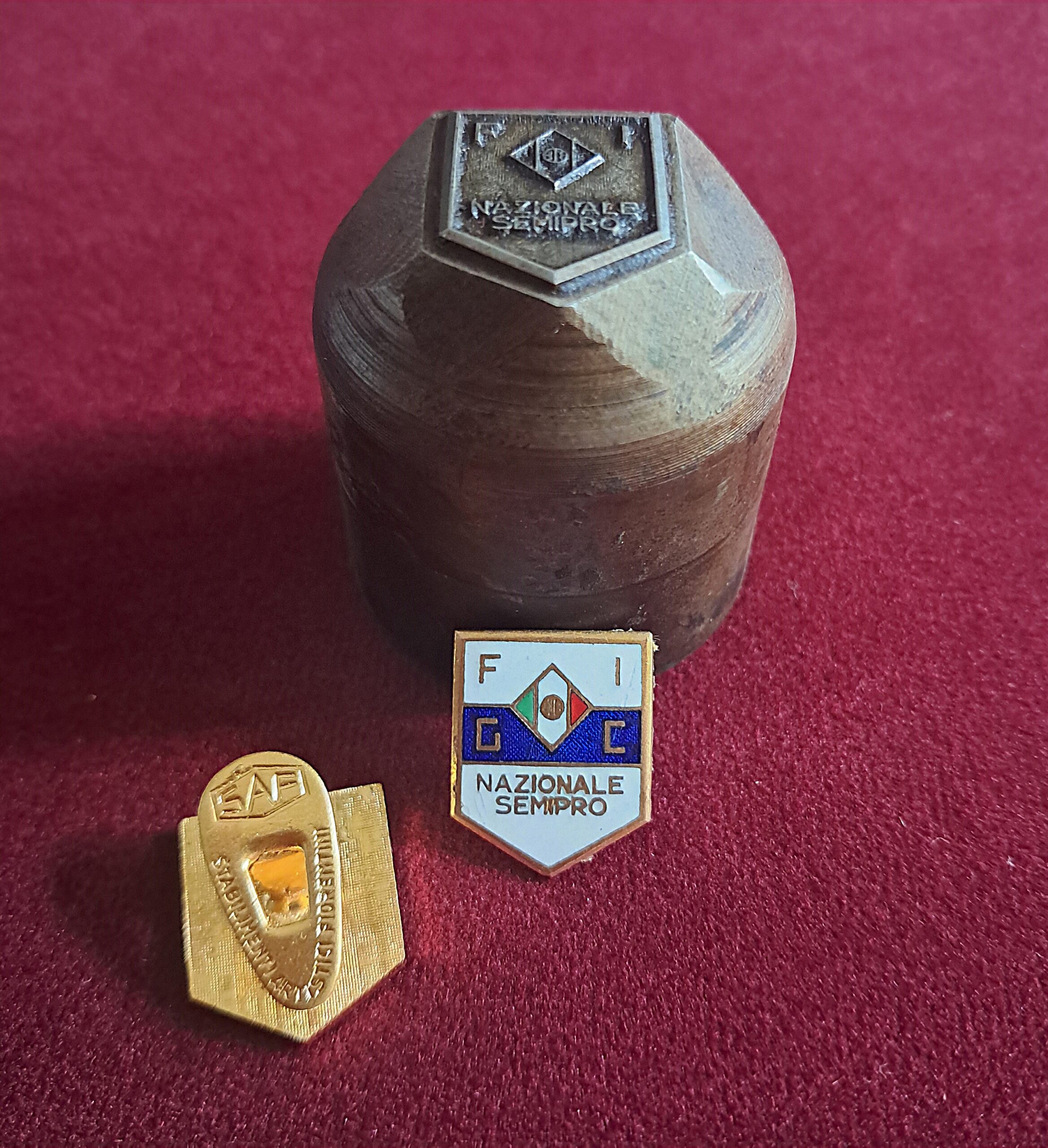 n. 2018 – Punzone e distintivo F.I.G.C. – ”Lega Nazionale Semiprofessionisti” anno 1963