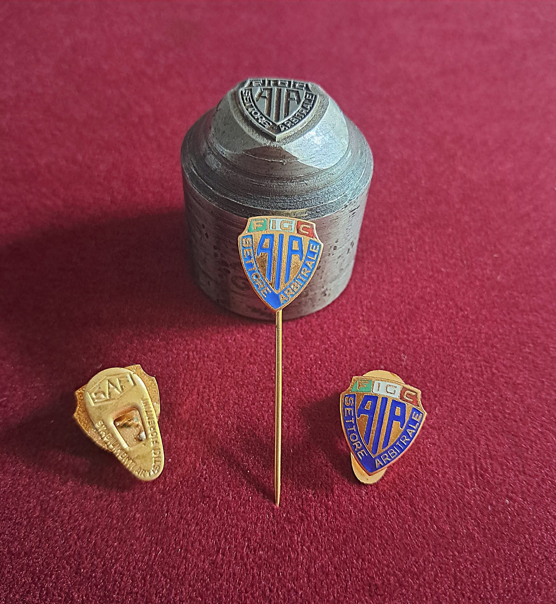 n. 2317 – Punzone, distintivo e spilla F.I.G.C. – ”A.I.A. Settore Arbitrale” anno 1966