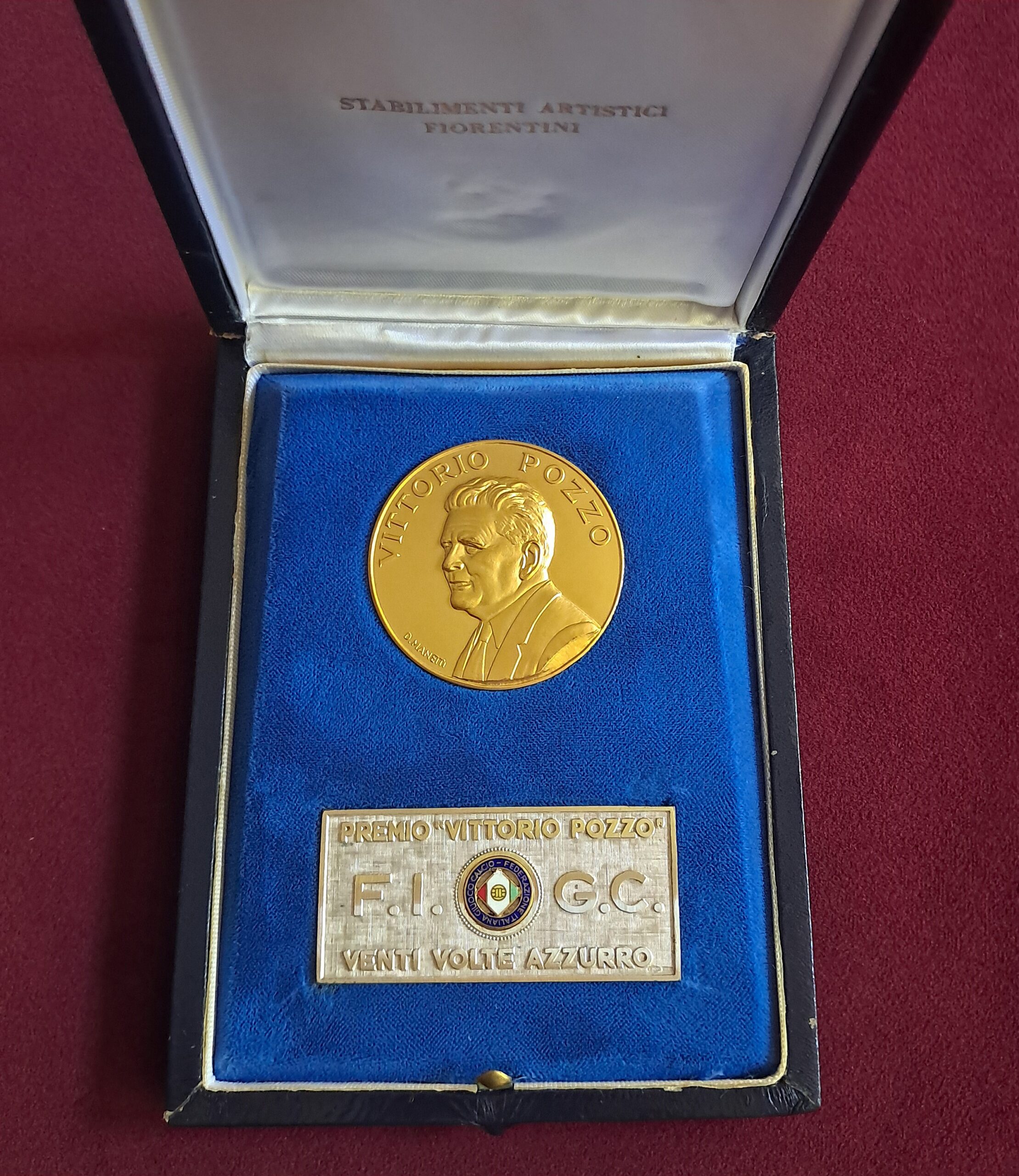n. 3019, 3128 – Medaglia in Au 750 con targhetta F.I.G.C. ”Premio Vitttorio Pozzo – Venti volte Azzurro” anno 1971