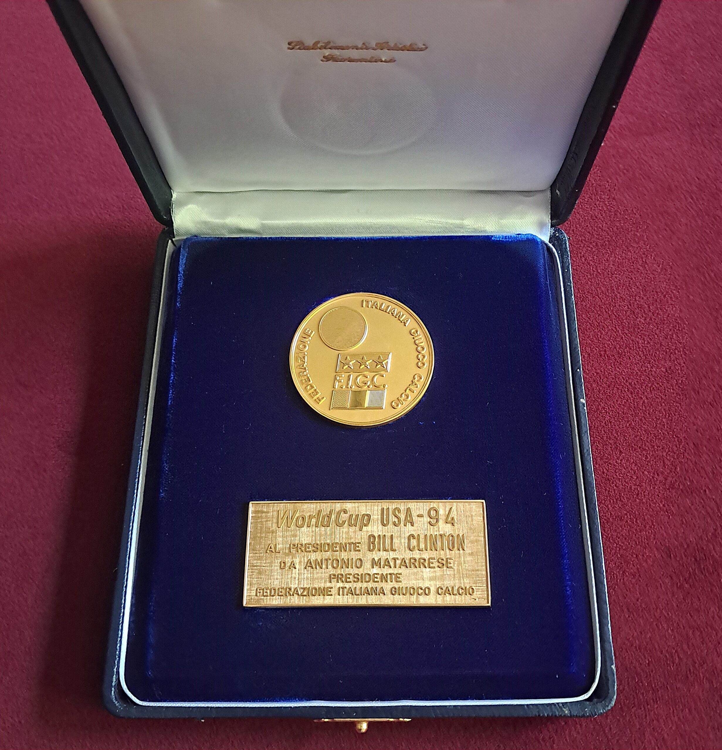 n. 4699 – Medaglia e targa in Au 750 dal Presidente della F.I.G.C. al Presidente Bill Clinton – ”World Cup USA 1994”