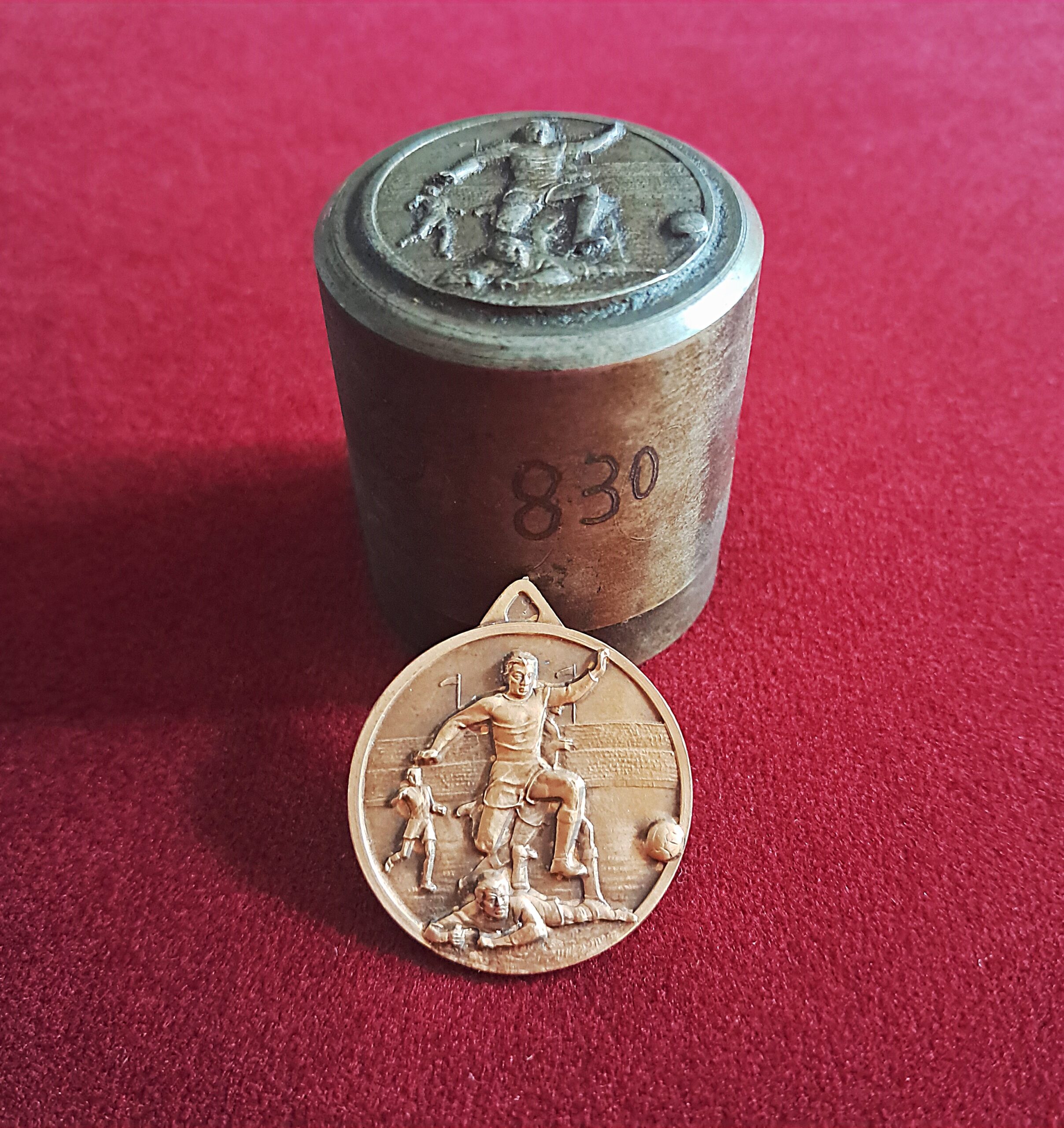 n. 830 – Punzone e medaglia ”F.I.G.C.” anno 1955