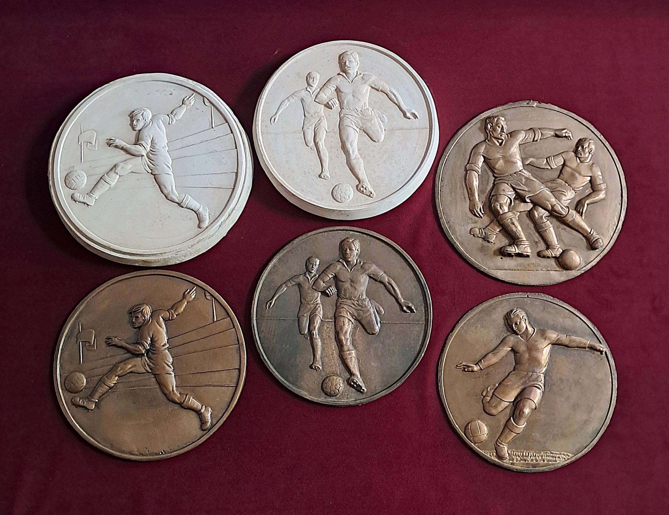 Gessi e bronzi per medaglie sportive soggetto ”Calcio”