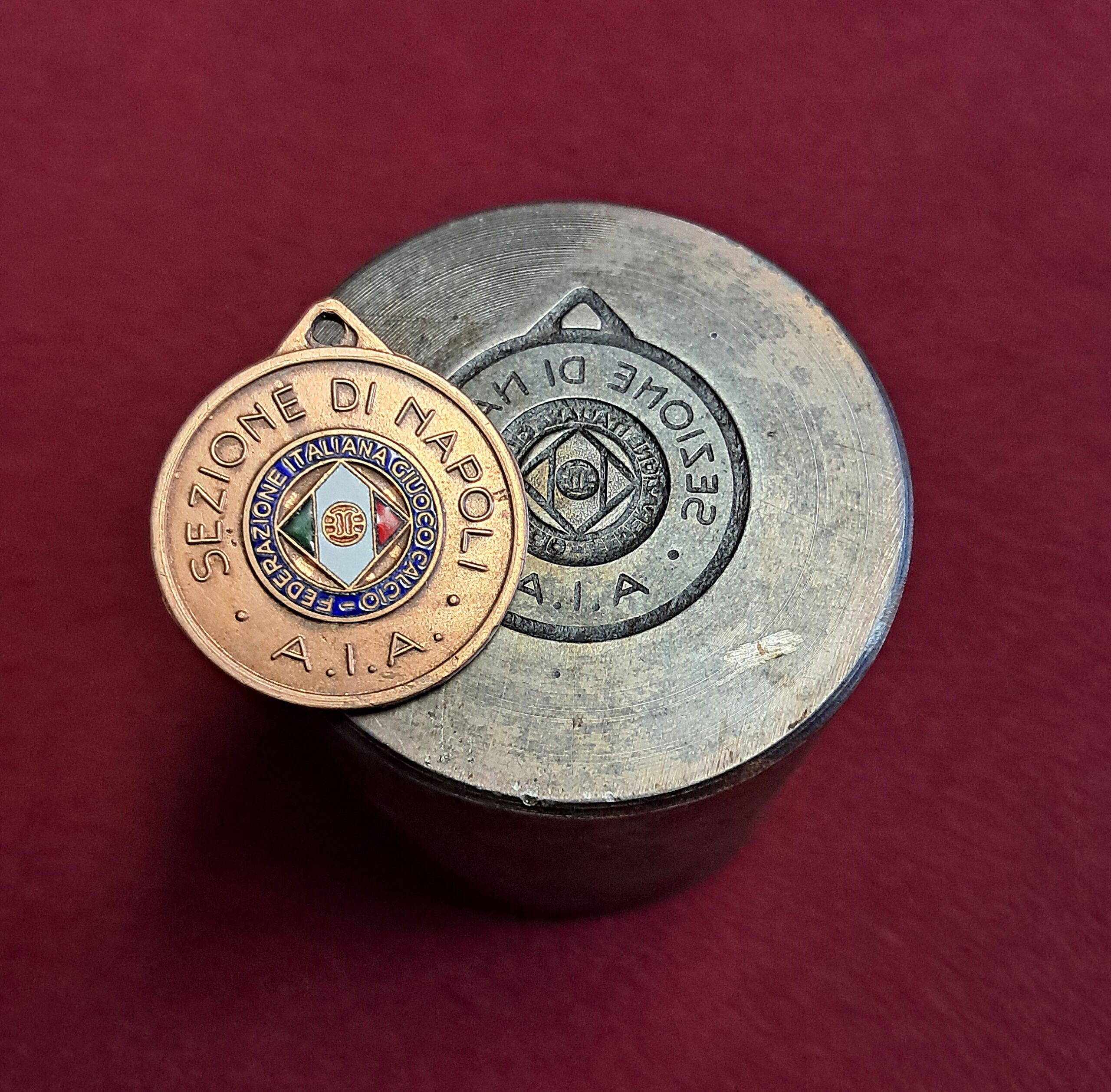 n. 1221 – Conio e medaglia ”F.I.G.C. – A.I.A. – Sezione di Napoli” anno 1956