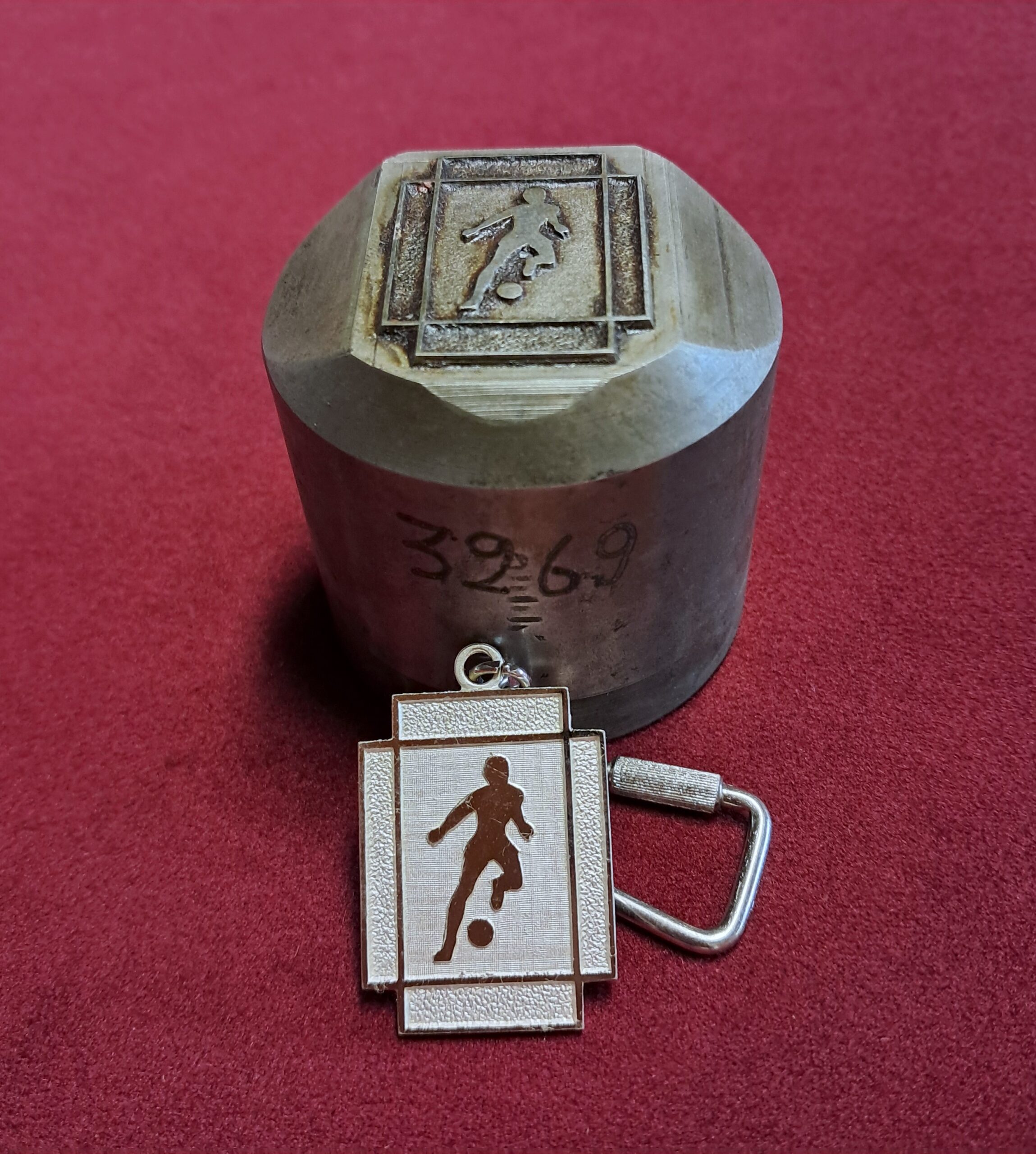 n. 3269 – Punzone e targhetta F.I.G.C. – ”Settore Giovanile Toscano” anno 1972