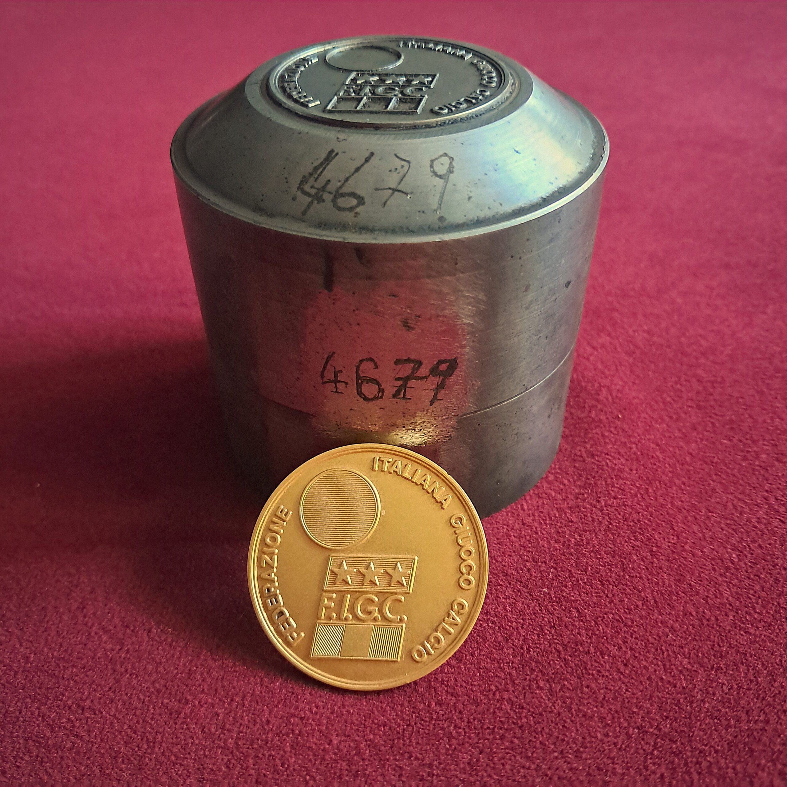 n. 4678, 4679 – Punzone e medaglia in Au 750 ”F.I.G.C.”
