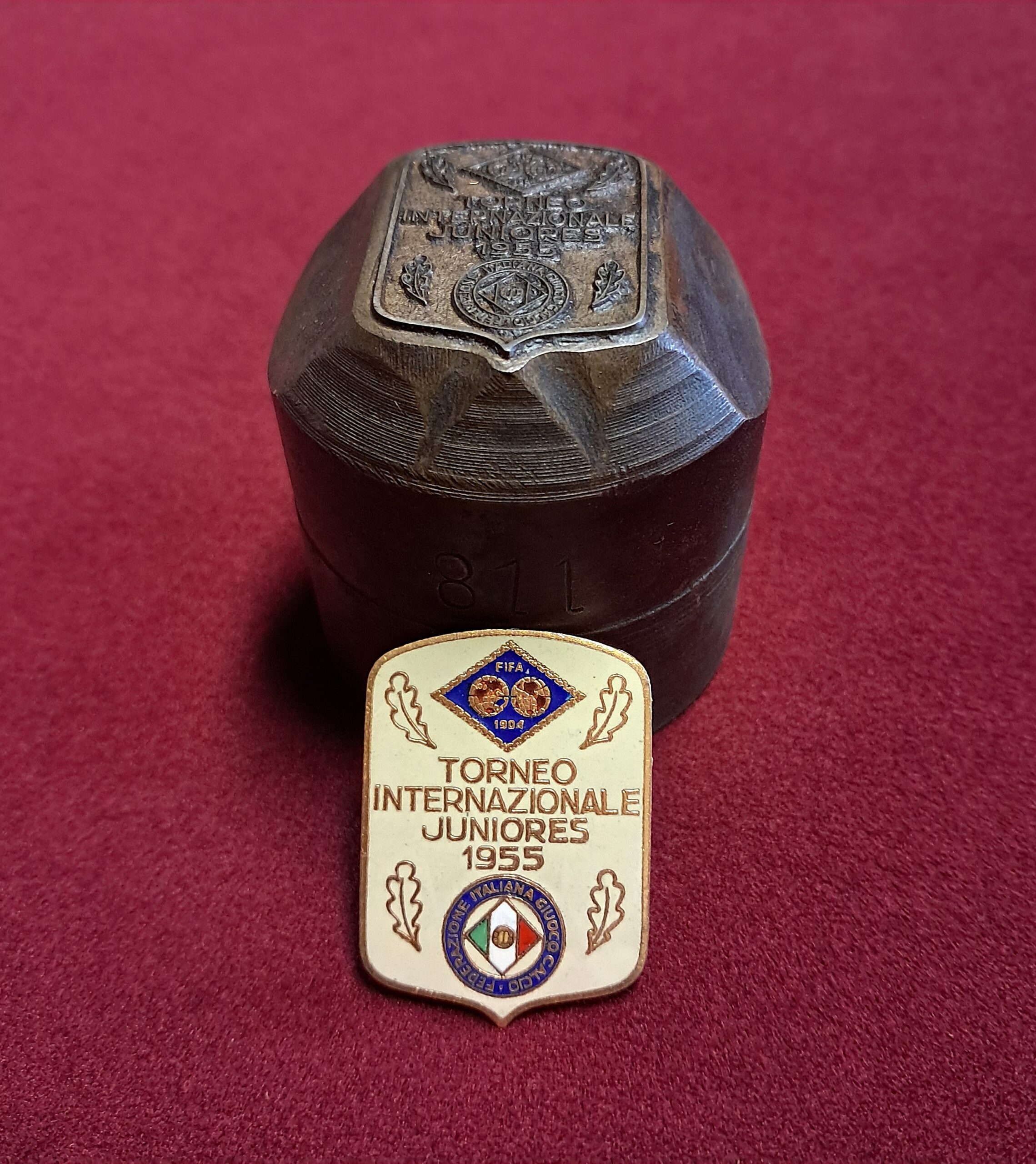 n. 811 – Punzone e distintivo F.I.G.C. – ”Torneo Internazionale Juniores” anno 1955