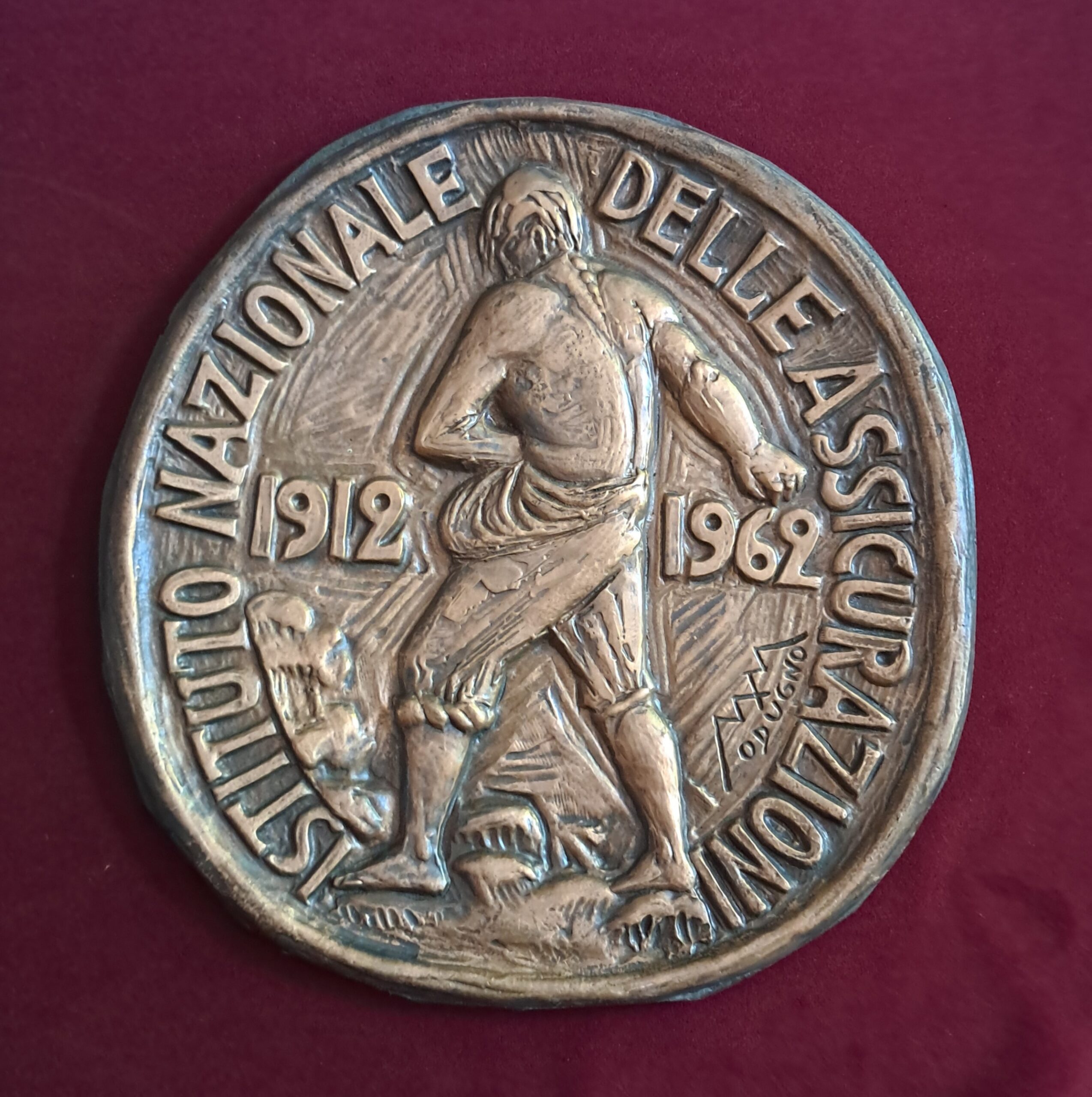 n. 1904, 2030 – Bronzo per distintivo INA ”Cinquantenario” anno 1962 su disegno di M. Modugno