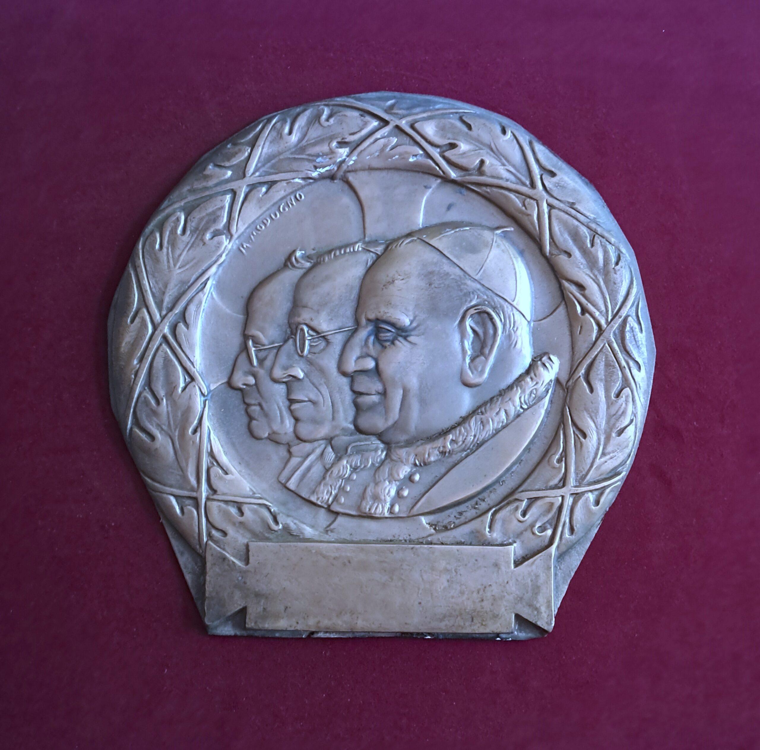 n. 1927 – Bronzo per distintivo “Azione Cattolica – XL Uomini” su disegno di Modugno anno 1962